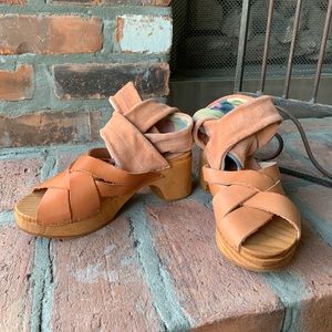 Brand new - Free People - Emmy Clog - Natural